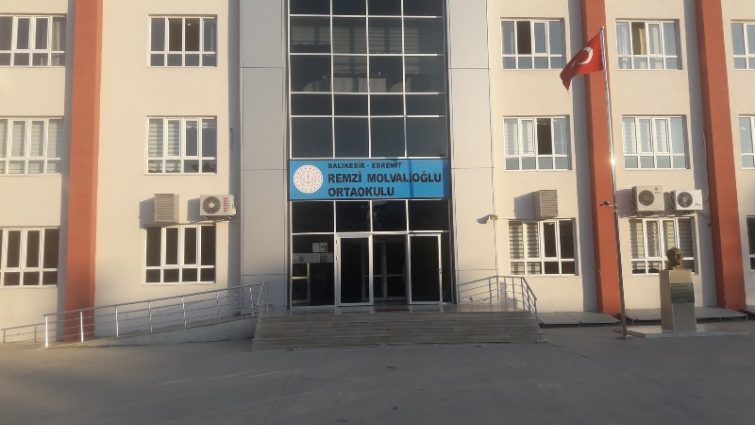 Remzi Molvalıoğlu Ortaokulu