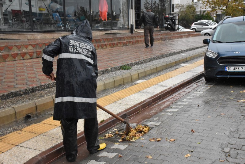 DSC_8048 Edremit Belediyesi yağmur nöbetinde