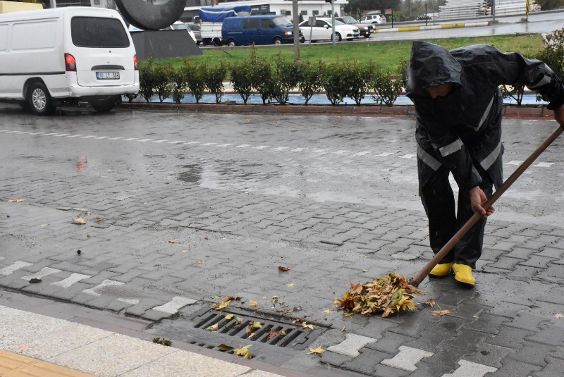 DSC_8053 Edremit Belediyesi yağmur nöbetinde