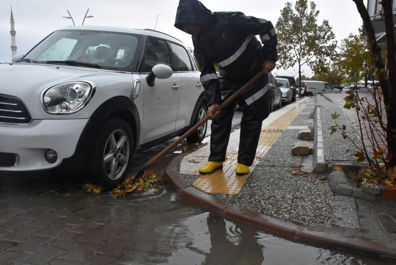 DSC_8059 Edremit Belediyesi yağmur nöbetinde