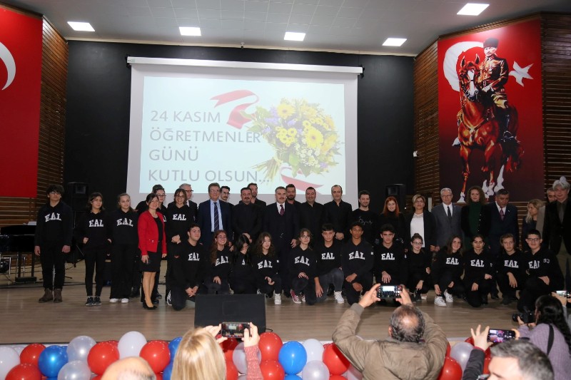 IMG_3477 EDREMİT’TE ÖĞRETMENLER GÜNÜ KUTLANDI