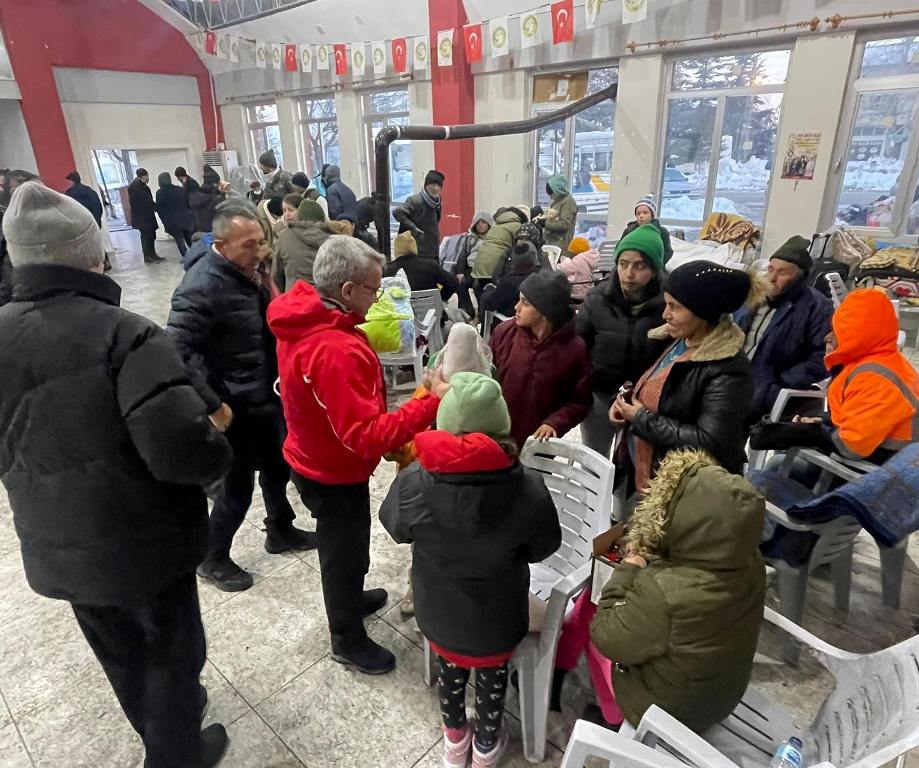 Baskan-Arslan-deprem-bolgesi-13 BAŞKAN ARSLAN, DEPREM BÖLGESİNDE