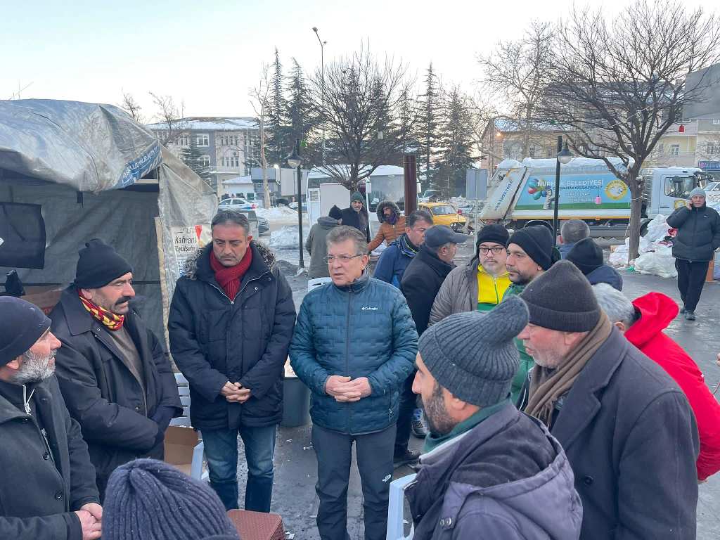 Baskan-Arslan-deprem-bolgesi-2 BAŞKAN ARSLAN, DEPREM BÖLGESİNDE