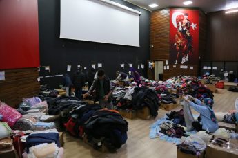 Edremit'e gelen depremzedelere yardım (11)