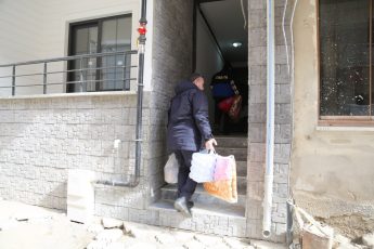 Edremit'e gelen depremzedelere yardım (13)