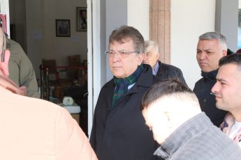 Edremit'e gelen depremzedelere yardım (3)
