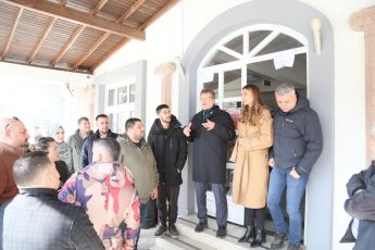 Edremit'e gelen depremzedelere yardım (5)