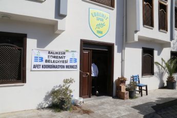Edremit'e gelen depremzedelere yardım (7)