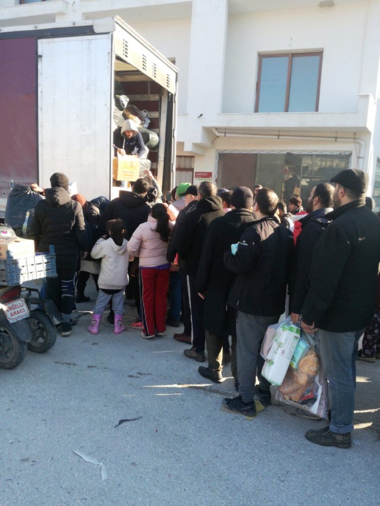 Hatay-Defne-Yardim-Dagitimi_02 Edremit’ten 3 günde 17 tır yardım gönderildi