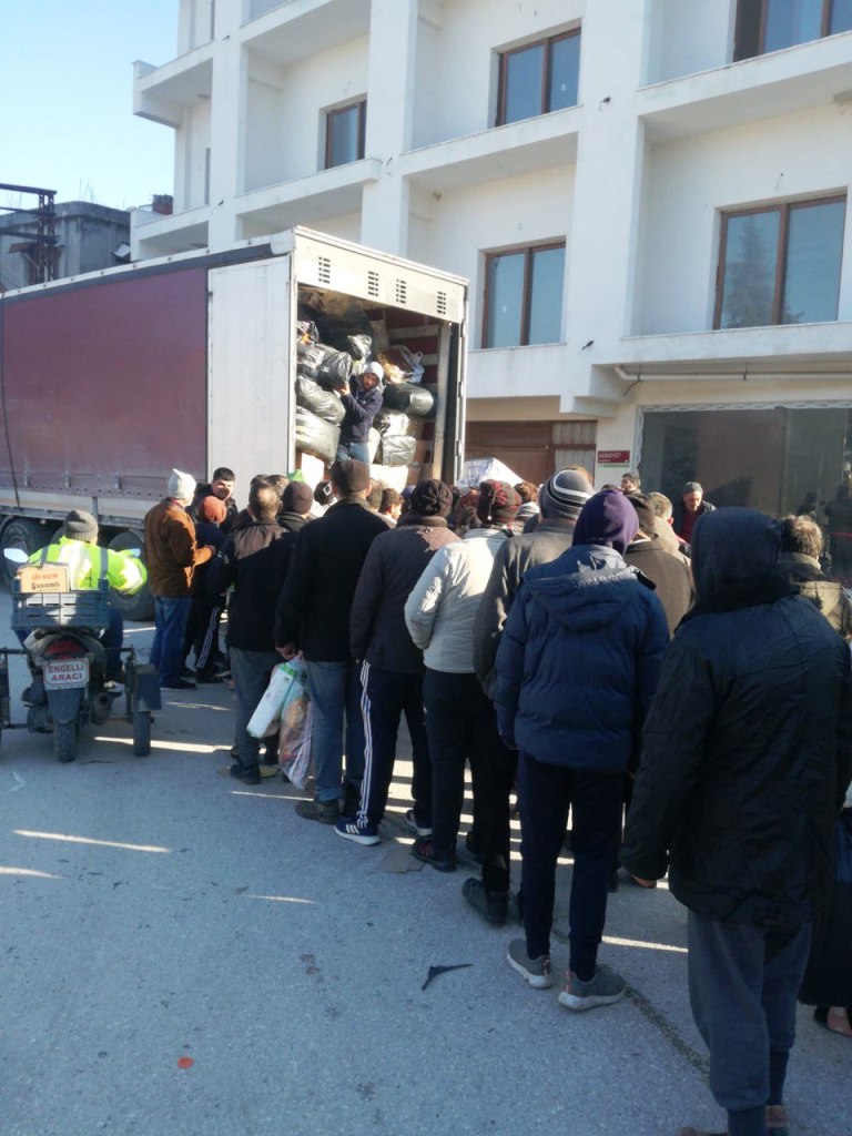 Hatay-Defne-Yardim-Dagitimi_03 Edremit’ten 3 günde 17 tır yardım gönderildi