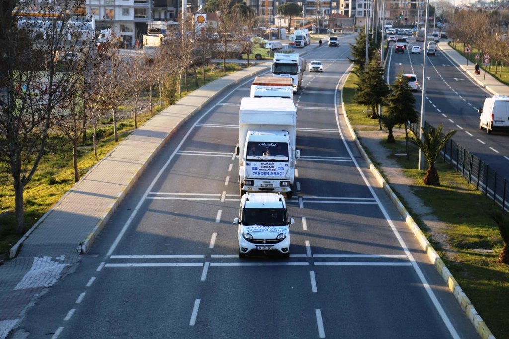 Yardim-konvoylari-2 Edremit’ten 3 günde 17 tır yardım gönderildi