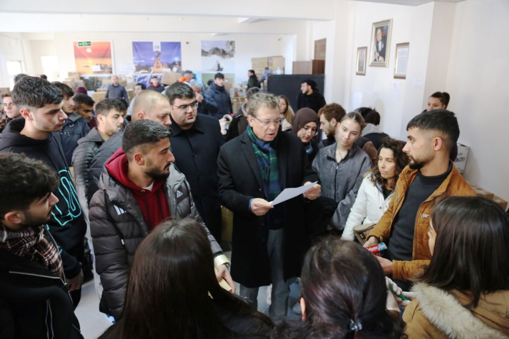 Yardim-konvoylari-4 Edremit’ten 3 günde 17 tır yardım gönderildi