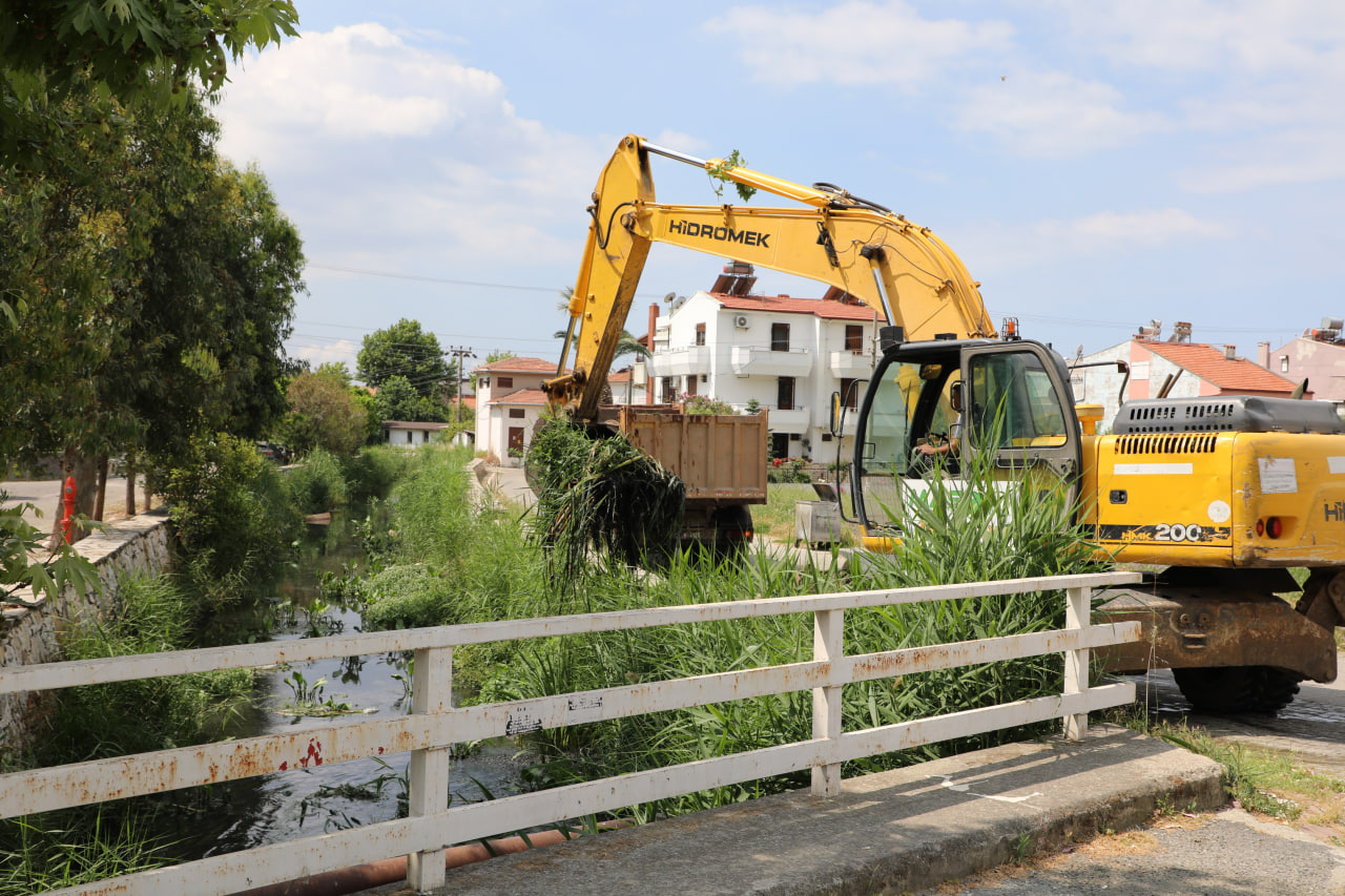 Pina-Deresi-3 Edremitte Dere Yatakları Temizleniyor