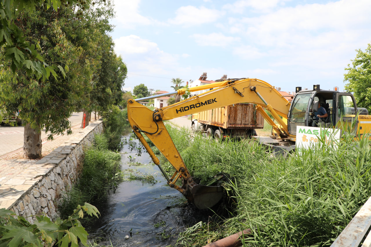 Pina-Deresi-6 Edremitte Dere Yatakları Temizleniyor