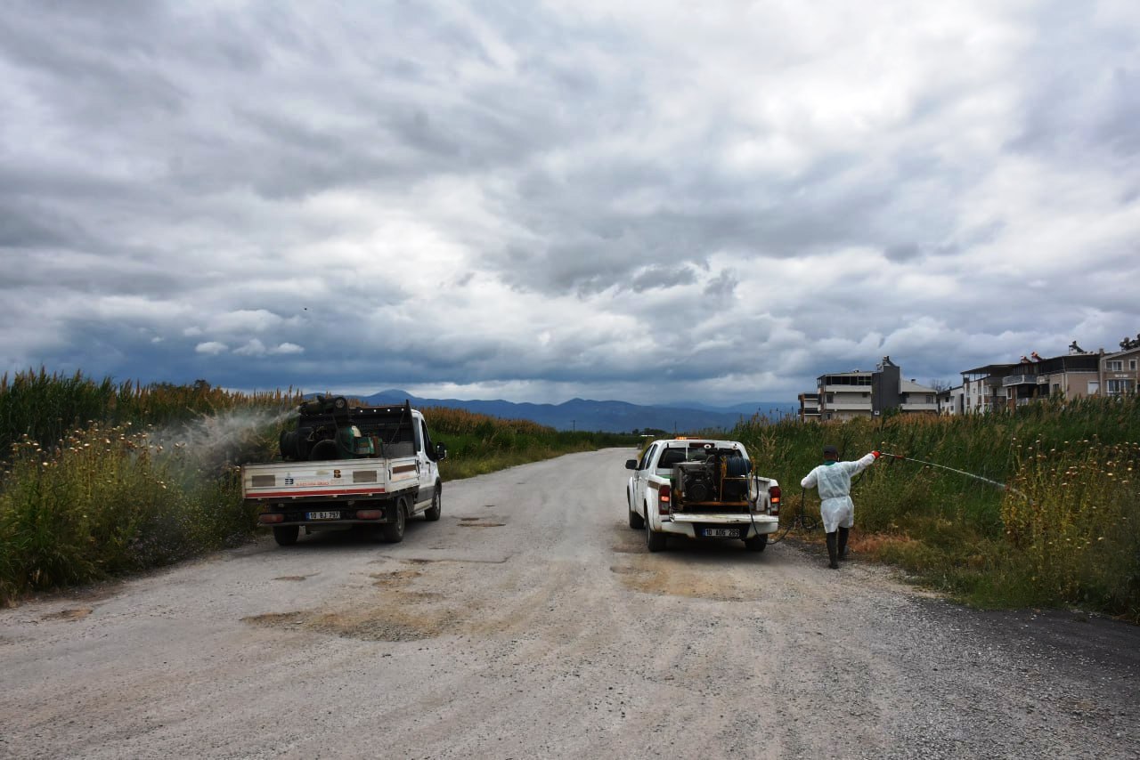 ilaclama-1 EDREMİT’TE SİVRİSİNEK İLE MÜCADELE