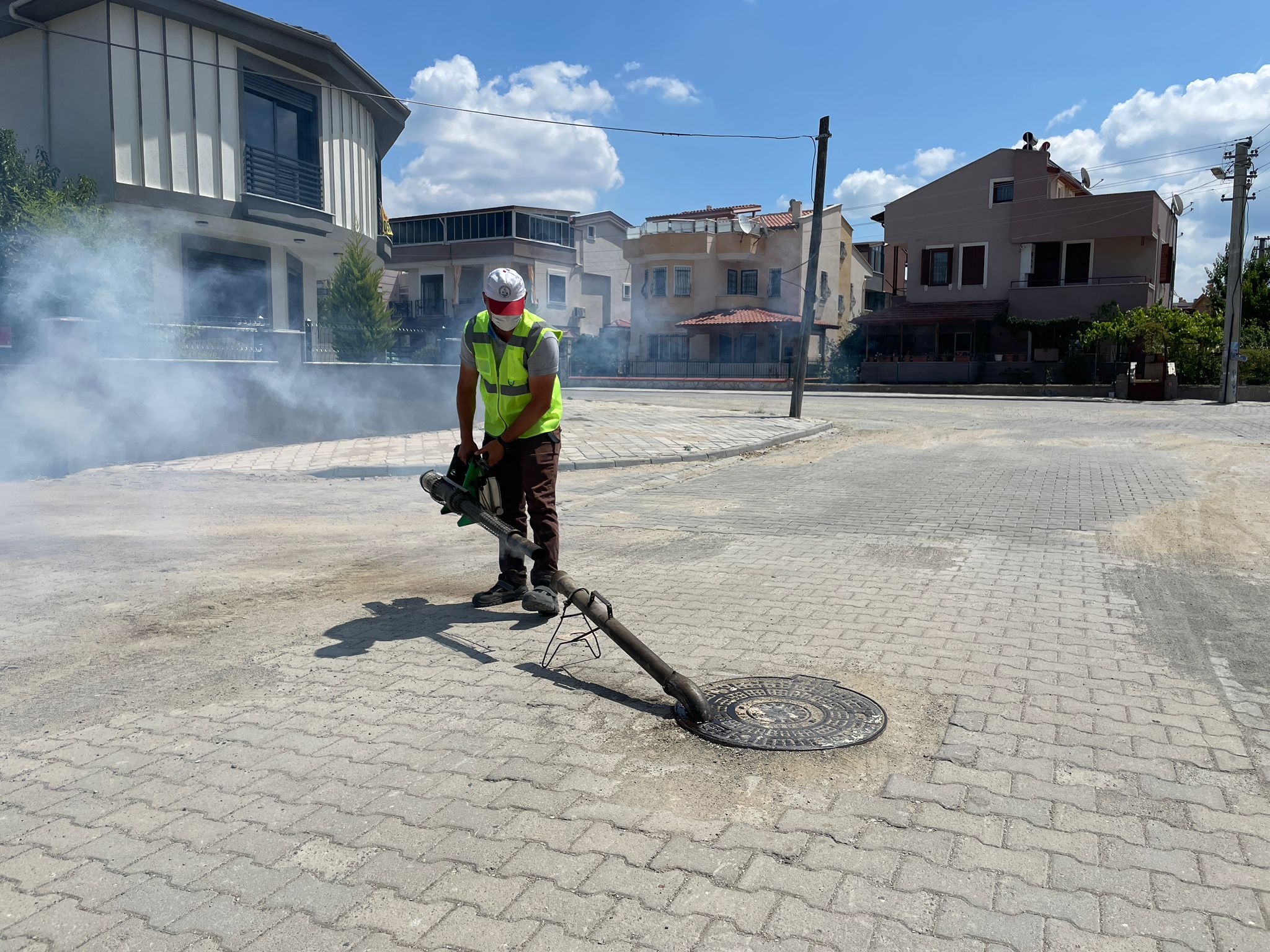 ilaclama-4 BURHANİYE BELEDİYESİ İLAÇLAMA ÇALIŞMALARINA HIZ KESMEDEN DEVAM EDİYOR