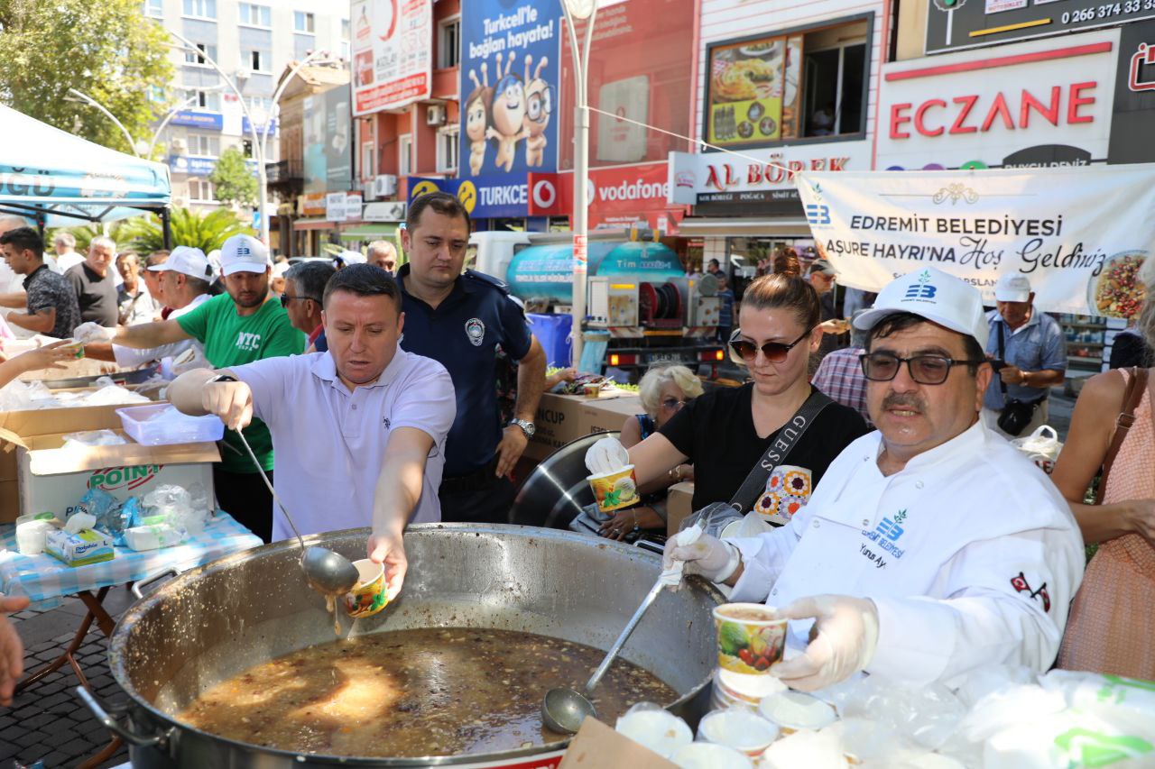 asure-1 Edremit Belediyesinden 15 bin kişilik aşure ikramı