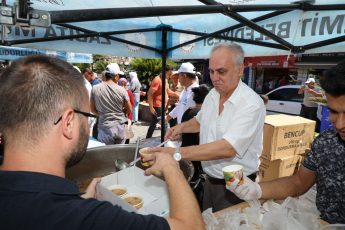 asure-10-345x230 Edremit Belediyesinden 15 bin kişilik aşure ikramı