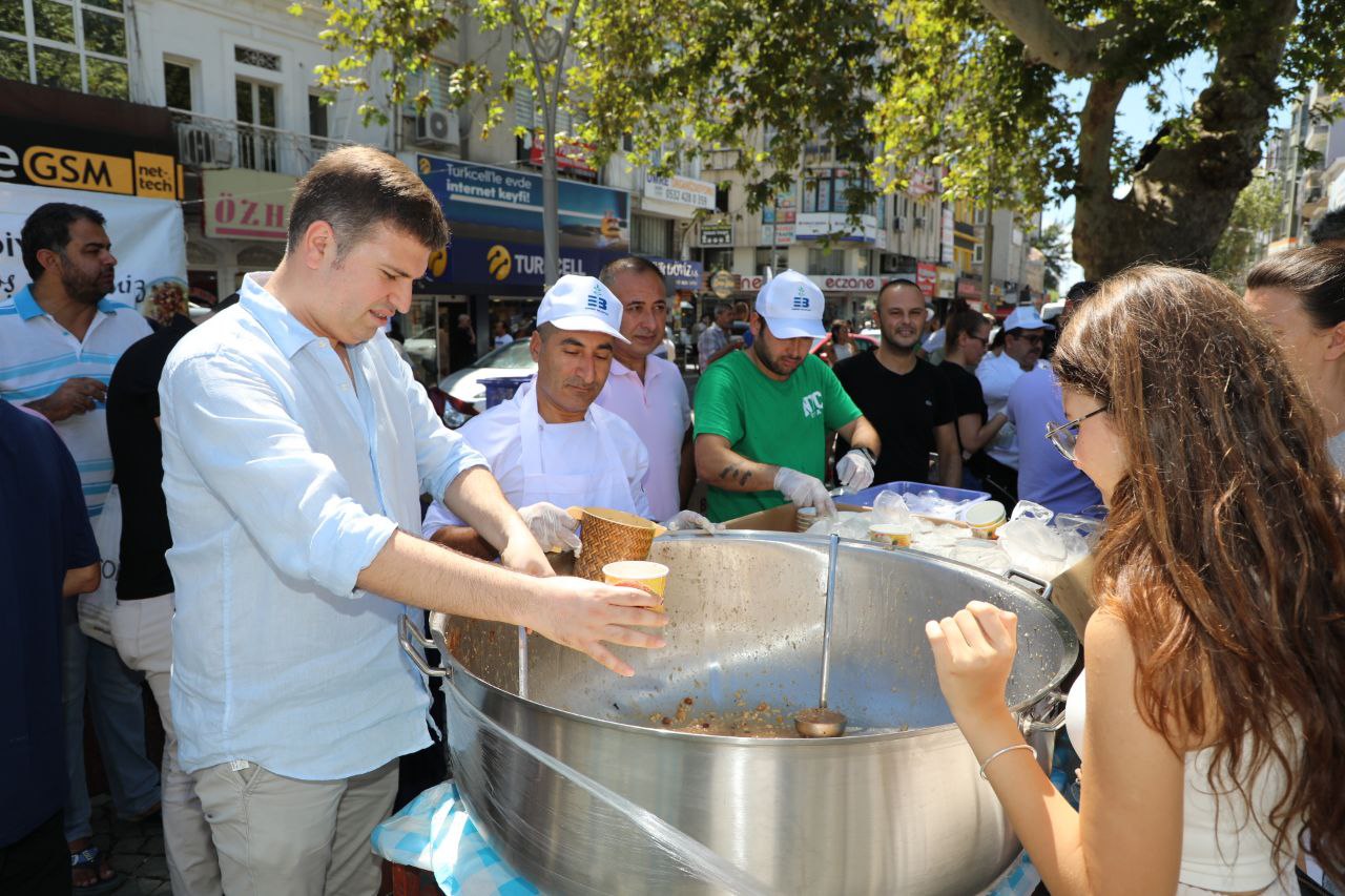 asure-12 Edremit Belediyesinden 15 bin kişilik aşure ikramı