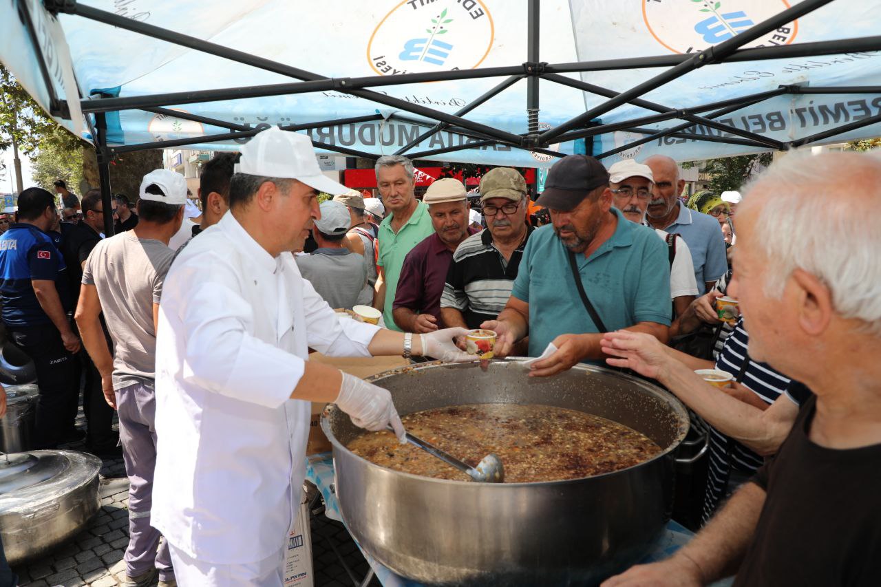 asure-2 Edremit Belediyesinden 15 bin kişilik aşure ikramı