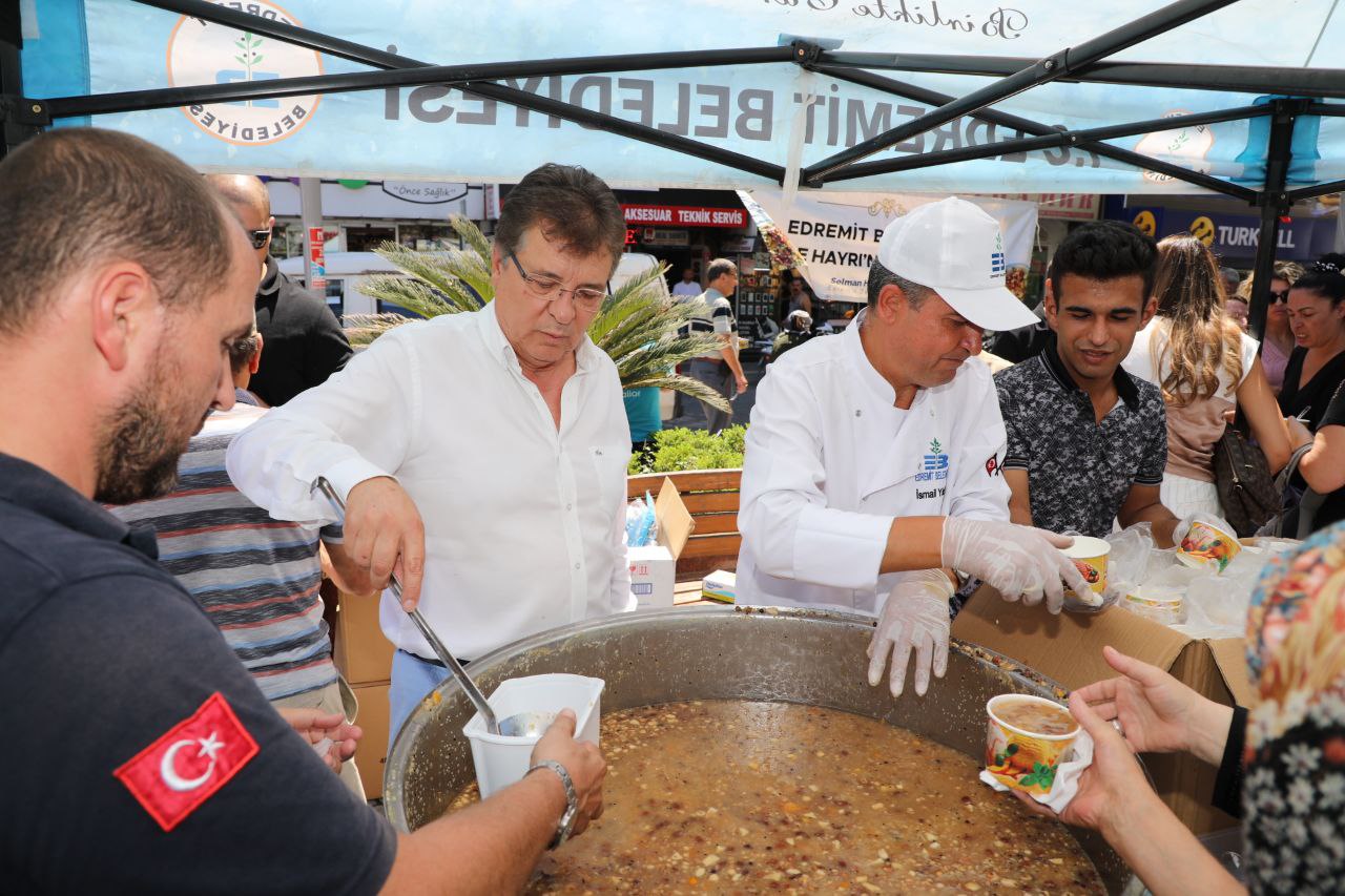 asure-5 Edremit Belediyesinden 15 bin kişilik aşure ikramı