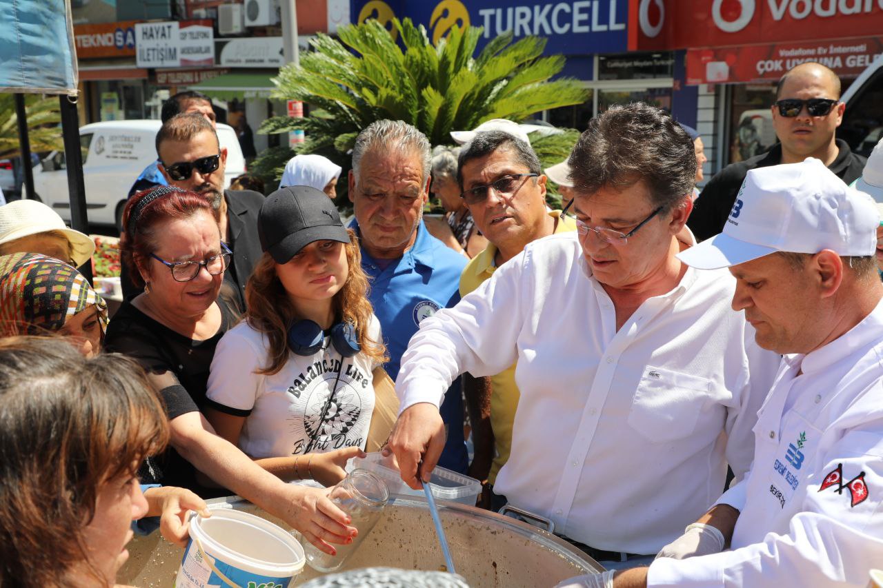 asure-7 Edremit Belediyesinden 15 bin kişilik aşure ikramı