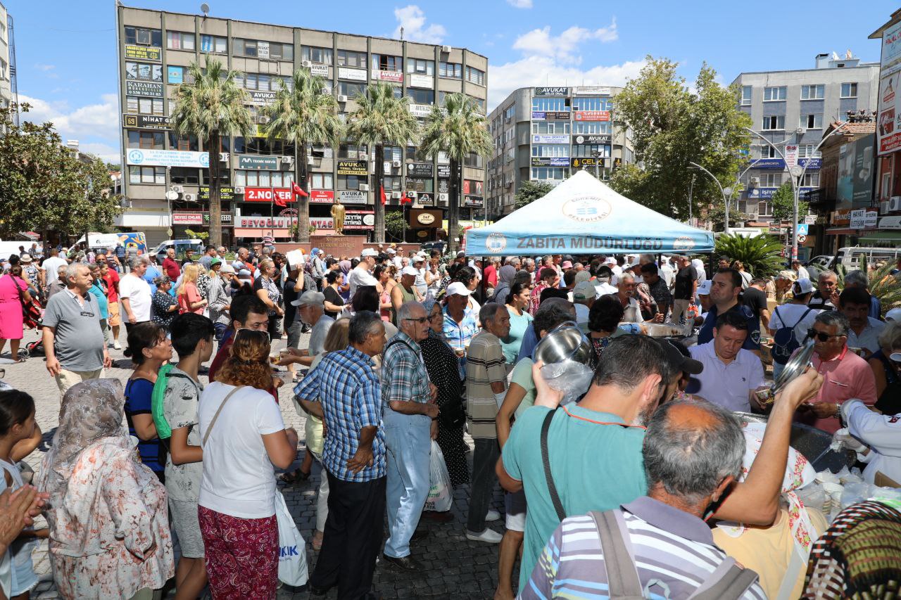 asure-8 Edremit Belediyesinden 15 bin kişilik aşure ikramı