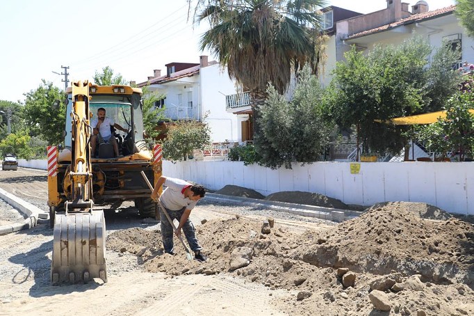 yol-yapim-5 BURHANİYE’DE YOL ÇALIŞMALARI SON SÜRAT DEVAM EDİYOR