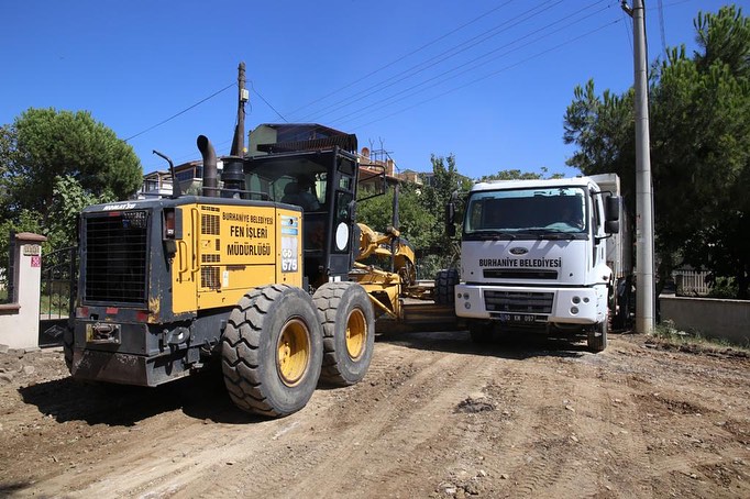 yol-yapim-8 BURHANİYE’DE YOL ÇALIŞMALARI SON SÜRAT DEVAM EDİYOR