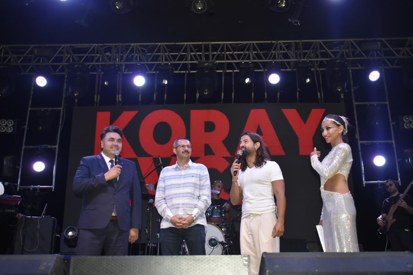 Koray-Avci-11 Koray Avcı Şarkılarıyla Havran Konserinde Coşturdu