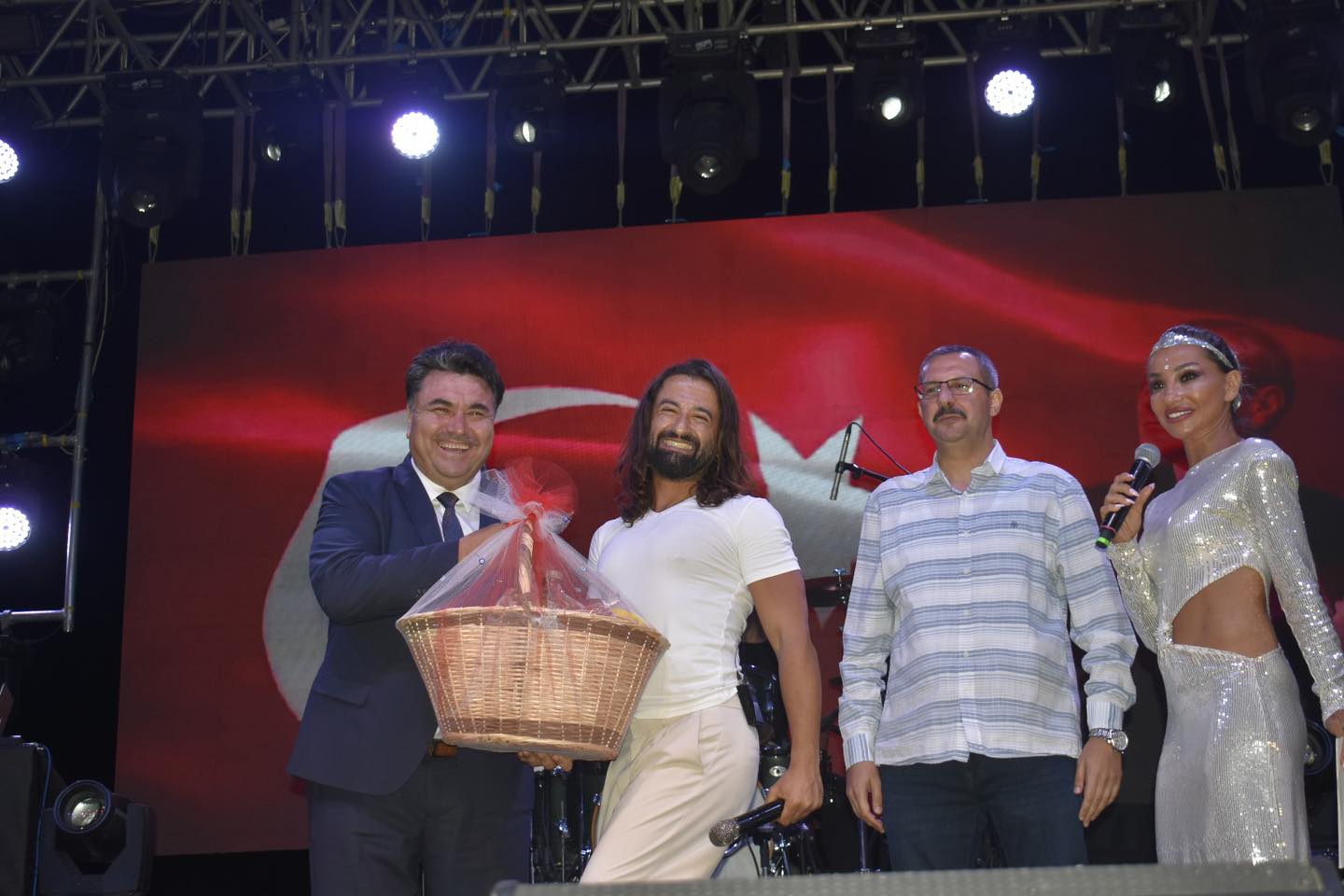 Koray-Avci-3 Koray Avcı Şarkılarıyla Havran Konserinde Coşturdu