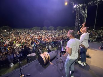 Koray-Avci-4-345x259 Koray Avcı Şarkılarıyla Havran Konserinde Coşturdu