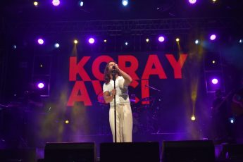 Koray-Avci-7-345x230 Koray Avcı Şarkılarıyla Havran Konserinde Coşturdu