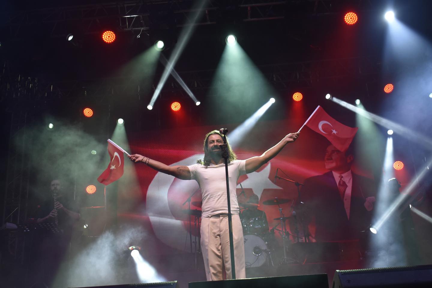 Koray-Avci-8 Koray Avcı Şarkılarıyla Havran Konserinde Coşturdu