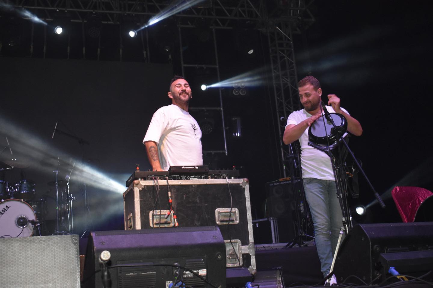 Koray-Avci-9 Koray Avcı Şarkılarıyla Havran Konserinde Coşturdu