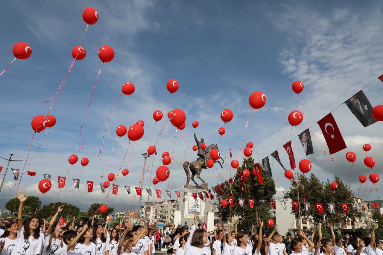 photo_2023-10-29_13-29-38 Edremit’te Cumhuriyet’in 100. Yılı coşkuyla kutlandı
