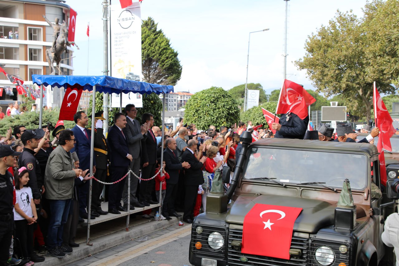 photo_2023-10-29_13-29-51 Edremit’te Cumhuriyet’in 100. Yılı coşkuyla kutlandı