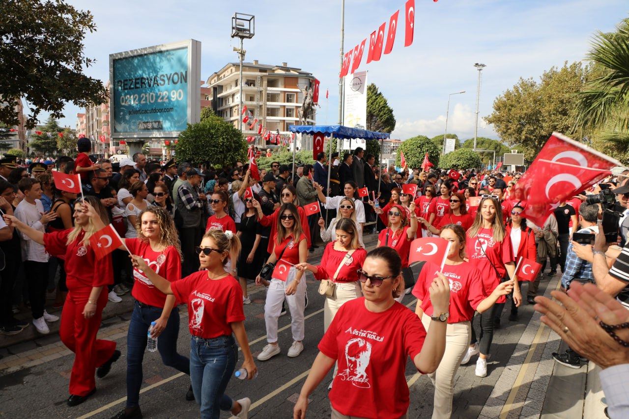 photo_2023-10-29_13-30-07 Edremit’te Cumhuriyet’in 100. Yılı coşkuyla kutlandı