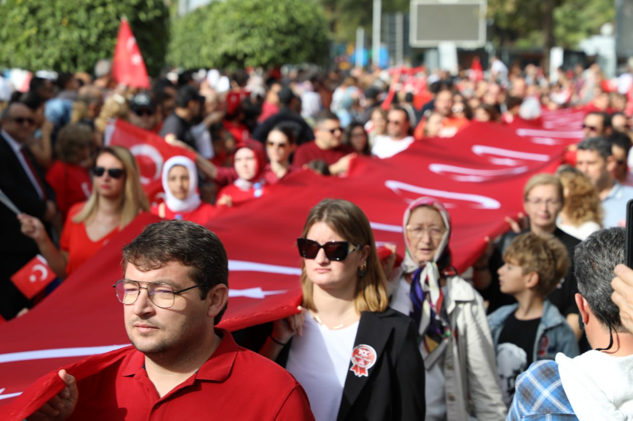 photo_2023-10-29_13-30-10 Edremit’te Cumhuriyet’in 100. Yılı coşkuyla kutlandı