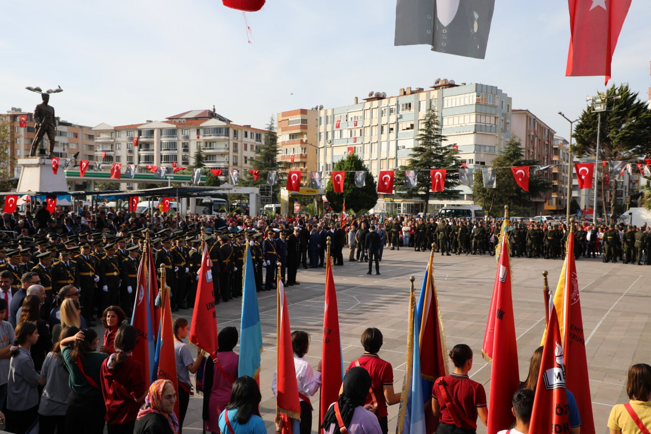 photo_2023-10-29_13-30-29 Edremit’te Cumhuriyet’in 100. Yılı coşkuyla kutlandı
