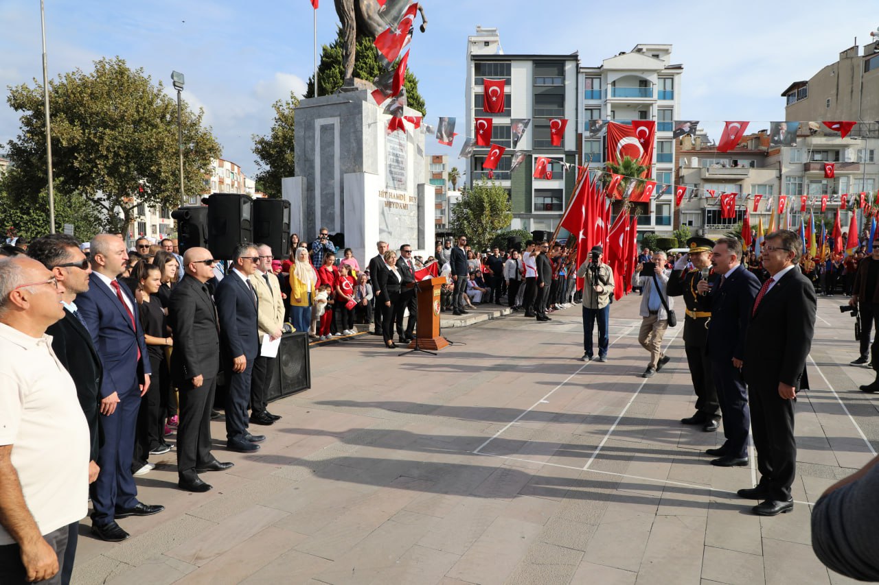 photo_2023-10-29_13-31-03 Edremit’te Cumhuriyet’in 100. Yılı coşkuyla kutlandı