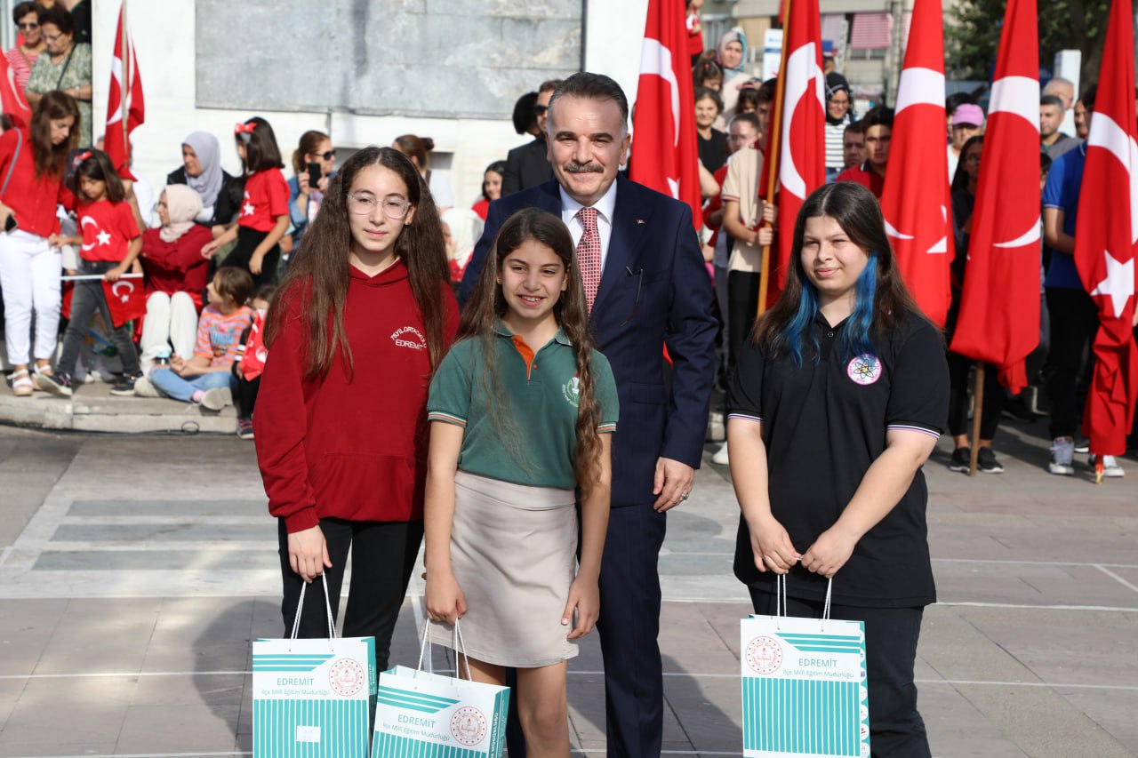 photo_2023-10-29_13-31-08 Edremit’te Cumhuriyet’in 100. Yılı coşkuyla kutlandı