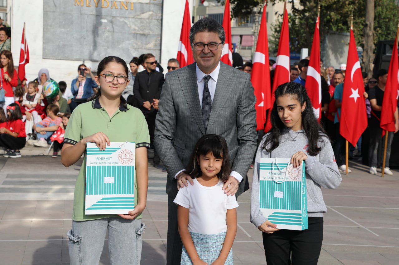 photo_2023-10-29_13-31-11 Edremit’te Cumhuriyet’in 100. Yılı coşkuyla kutlandı