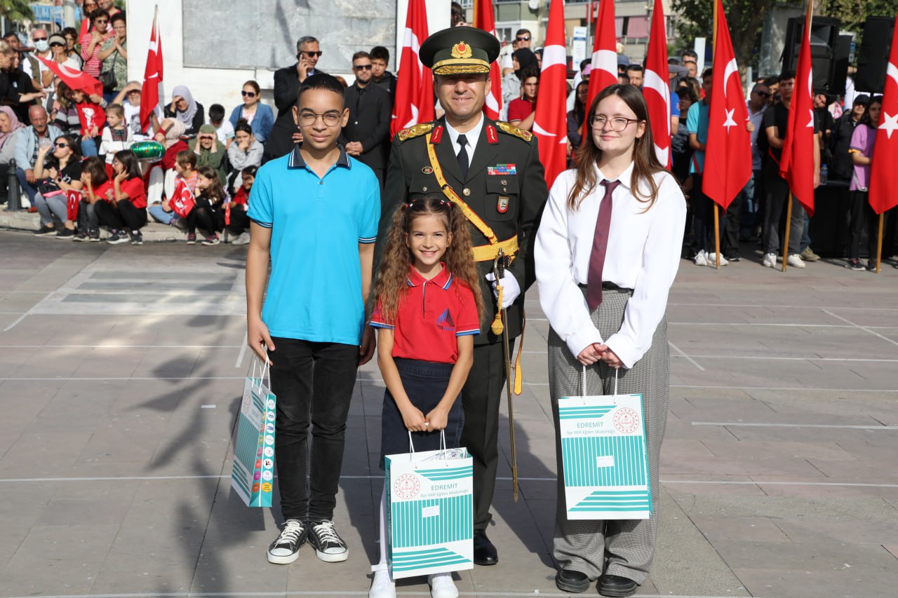 photo_2023-10-29_13-31-13 Edremit’te Cumhuriyet’in 100. Yılı coşkuyla kutlandı