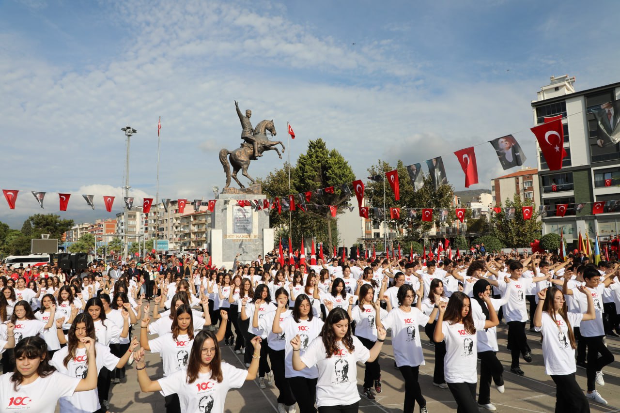 photo_2023-10-29_13-31-24 Edremit’te Cumhuriyet’in 100. Yılı coşkuyla kutlandı