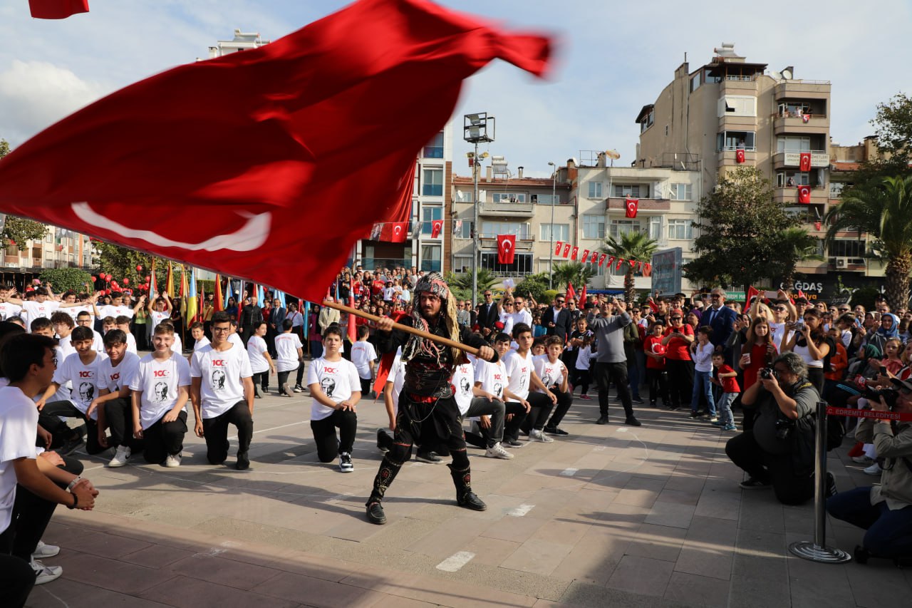 photo_2023-10-29_13-31-37 Edremit’te Cumhuriyet’in 100. Yılı coşkuyla kutlandı