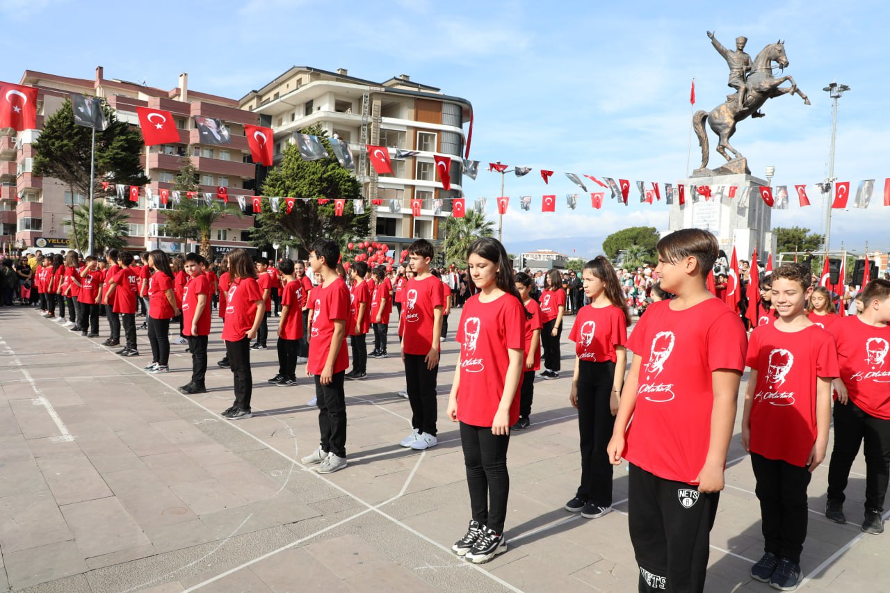 photo_2023-10-29_13-31-39 Edremit’te Cumhuriyet’in 100. Yılı coşkuyla kutlandı