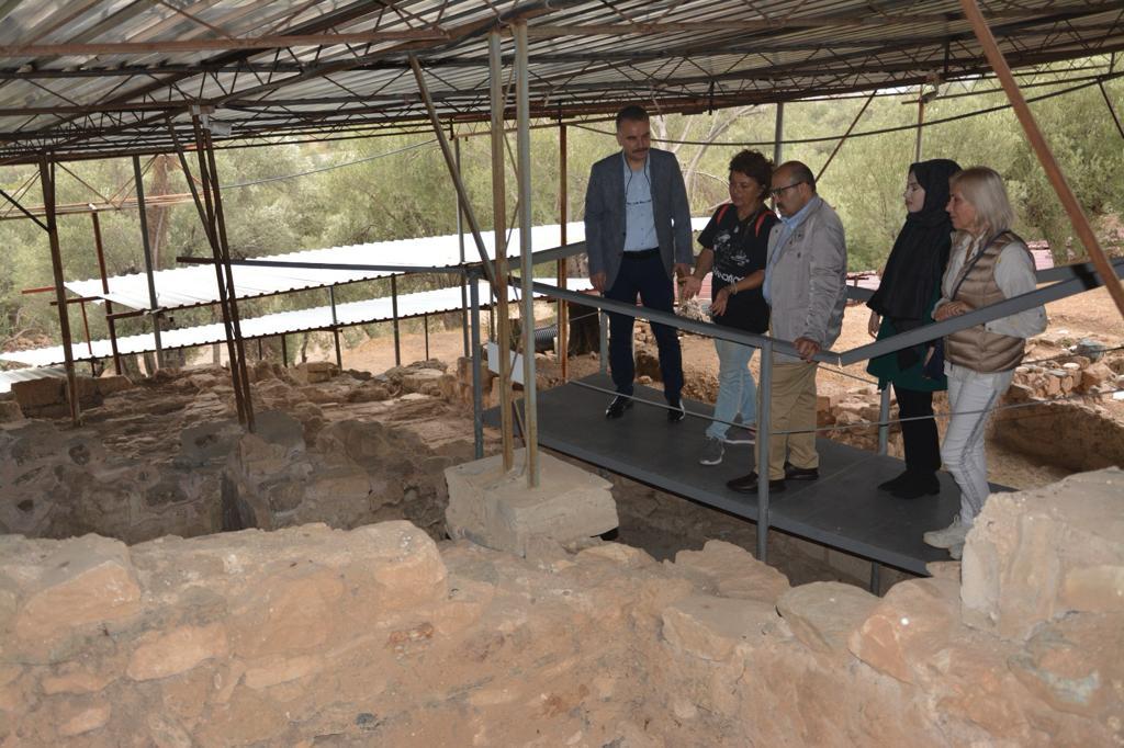 WhatsApp-Image-2023-11-04-at-18.54.16 VALİ USTAOĞLU, ANTANDROS ANTİK KENTİ KAZI ALANINI ZİYARET ETTİ