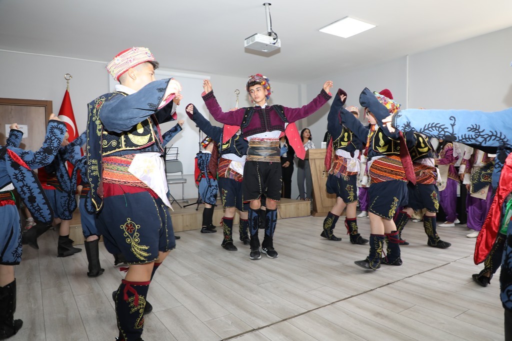 3S0A6842 Edremit AGM Yıl Sonu gösterisi yoğun ilgi gördü