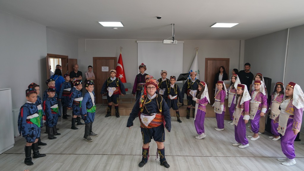 DSC09374 Edremit AGM Yıl Sonu gösterisi yoğun ilgi gördü